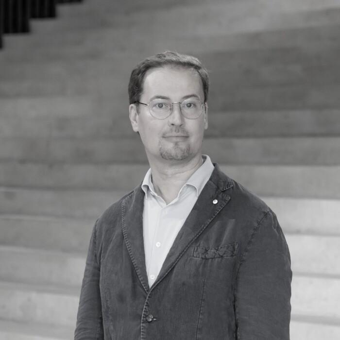 Mustavalkoinen kuva henkilöstä Leevi Haapala